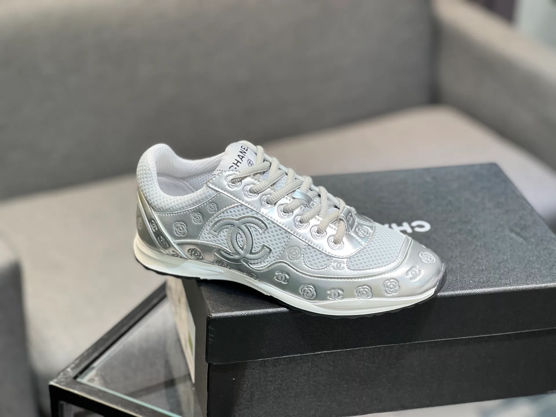 Men's men's shoes 💰640 Exclusive real shot (top version) CHANEL Chanel 2025ss color matching thick-soled casual sports shoes and sneakers. The counter is synchronized. The counter is very popular. A shoe that is very difficult to buy. The most popular thick-soled panda shoes on the Internet. It can be imagined that Xiaoxiang control can't miss it. It has both good looks and comfort. Simple and versatile white shoes. The thick sole increases the height and is super versatile. Close your eyes and wear it. Whoever wears it will look better. Upper: calfskin Lining: imported sheepskin lining Outsole: TPU original outsole Size: 35-44 (customized for women 41 and 40, and 45 for men)